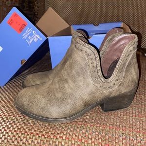Jelly pop ankle boots women’s size 6.5. Like new.